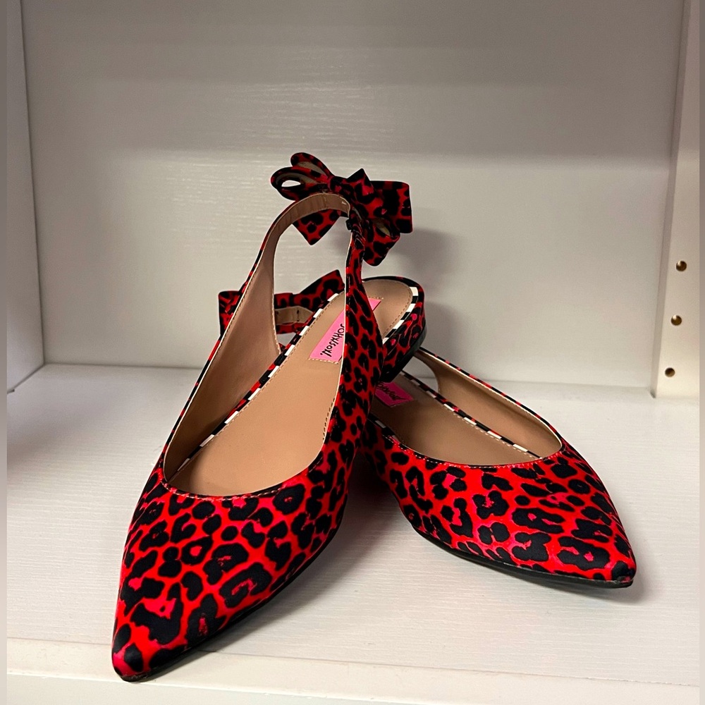 Betsey Johnson Red Leopard Print Flats w/ Bow (size 7)